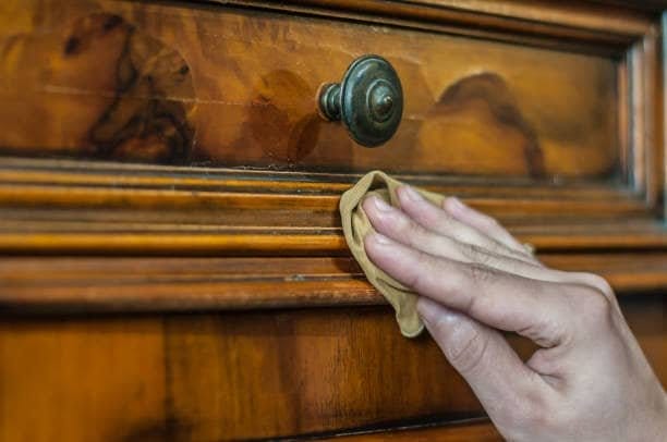 Restaurer un meuble en bois : les étapes et le matériel indispensables -  Côté Maison